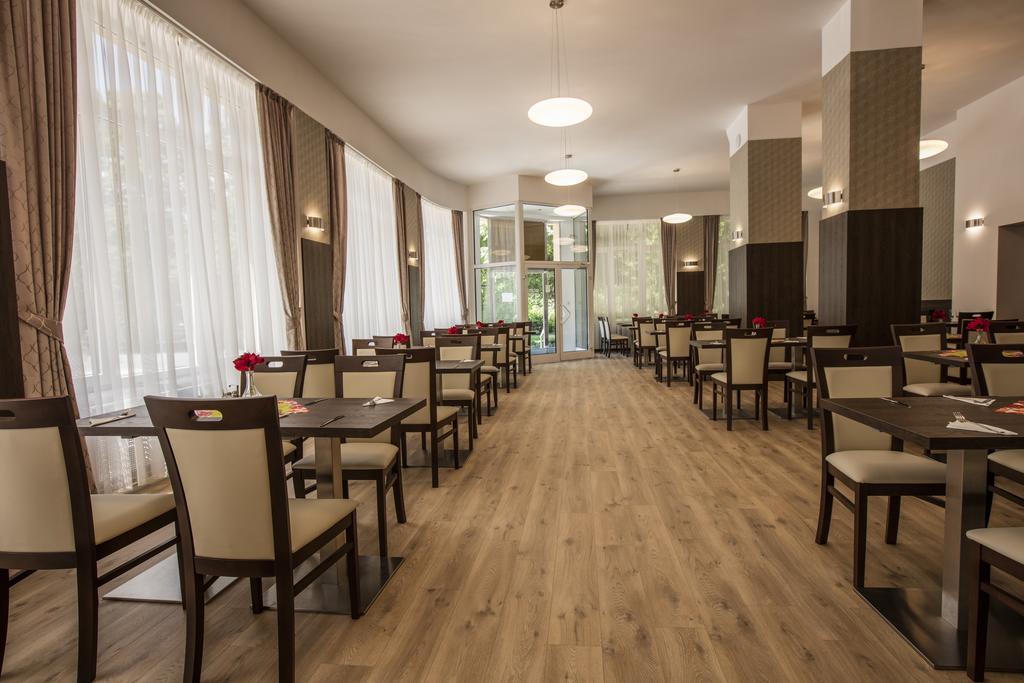Hotel Bellevue Tlapak Poděbrady Exteriör bild