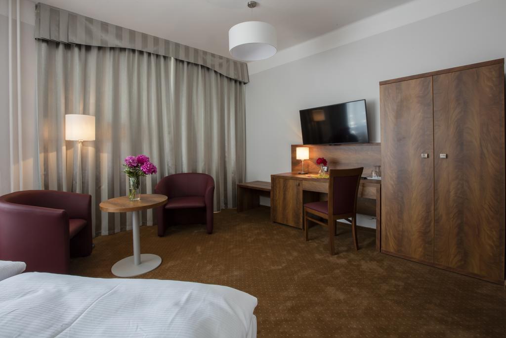 Hotel Bellevue Tlapak Poděbrady Exteriör bild