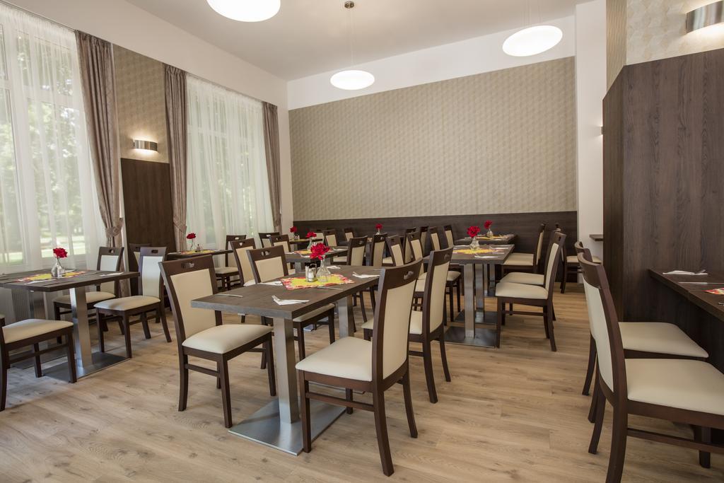 Hotel Bellevue Tlapak Poděbrady Exteriör bild