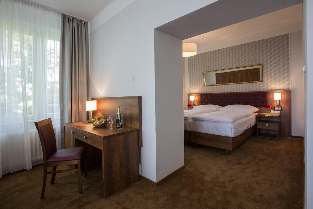 Hotel Bellevue Tlapak Poděbrady Exteriör bild