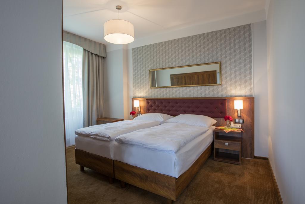 Hotel Bellevue Tlapak Poděbrady Exteriör bild